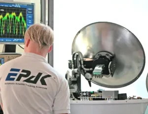 EPAK-Ingenieur kontrolliert die Leistung einer Antenne