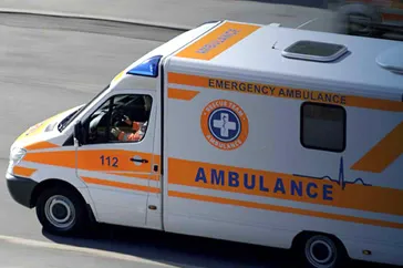 Ein Krankenwagen mit einer Flachantenne auf dem Dach