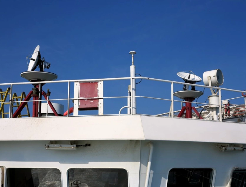 Zwei parallel geschaltete Antennen auf einem Schiff